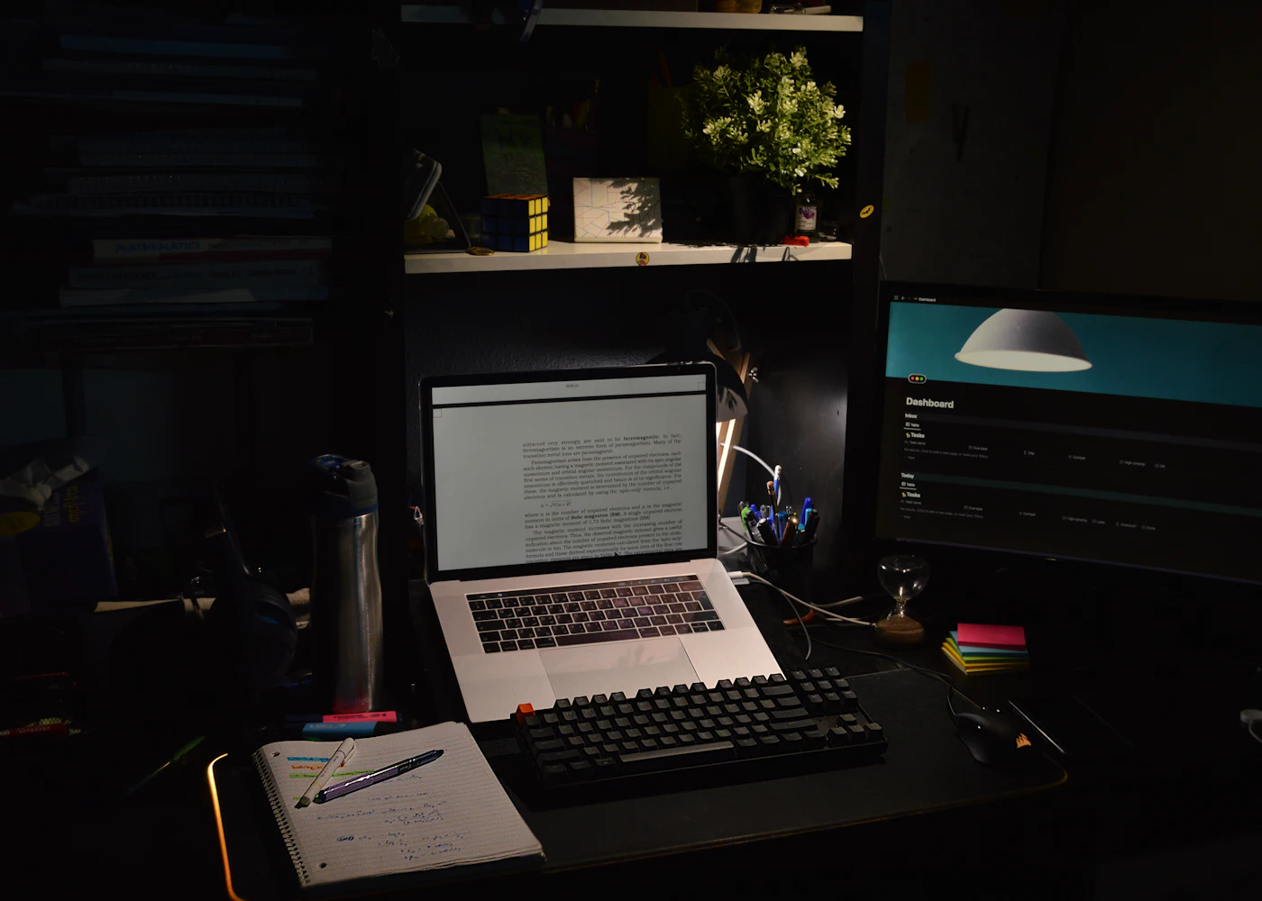 Escritorio de estudio con portátil, teclado y libreta