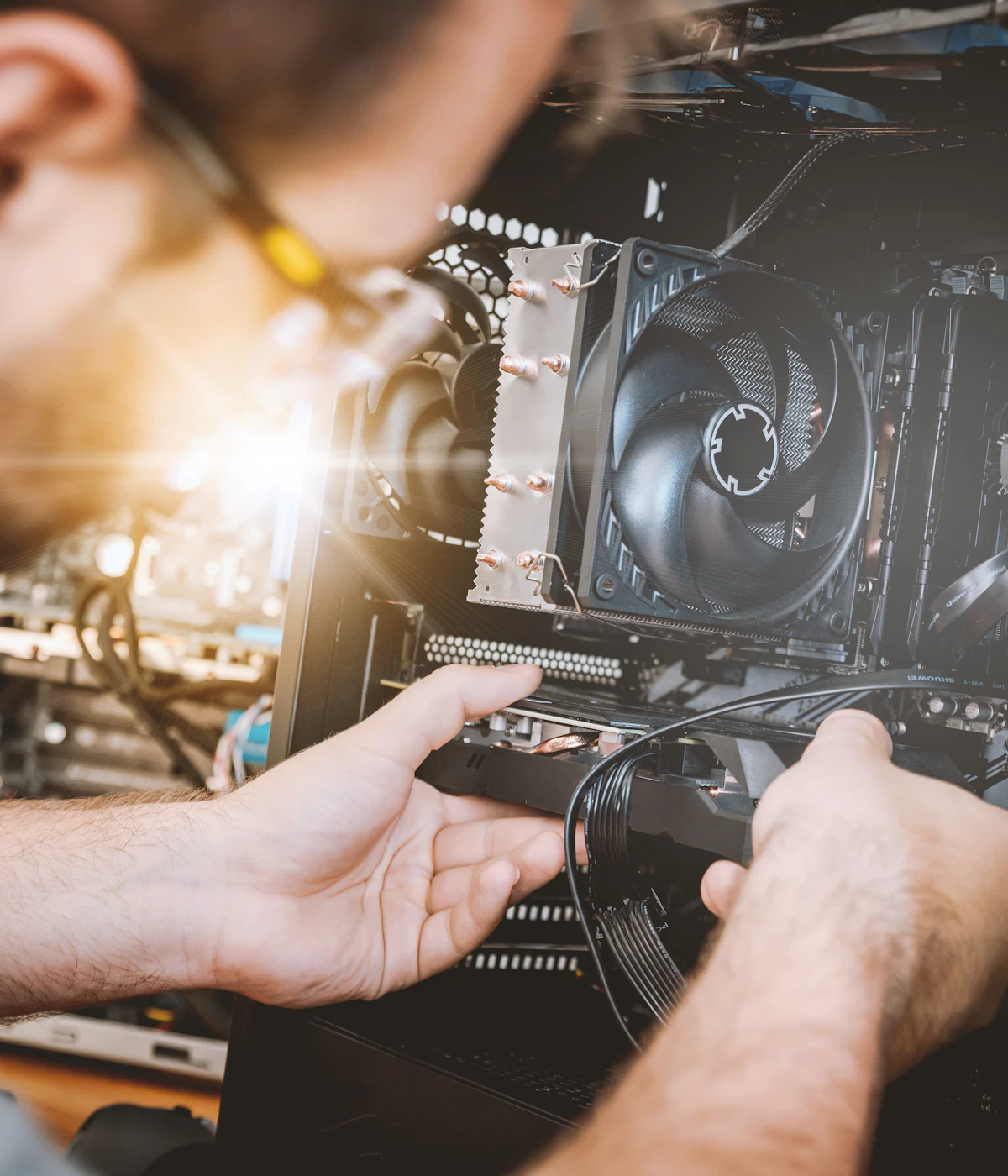 Técnico sustituyendo un componente en la placa base de un ordenador